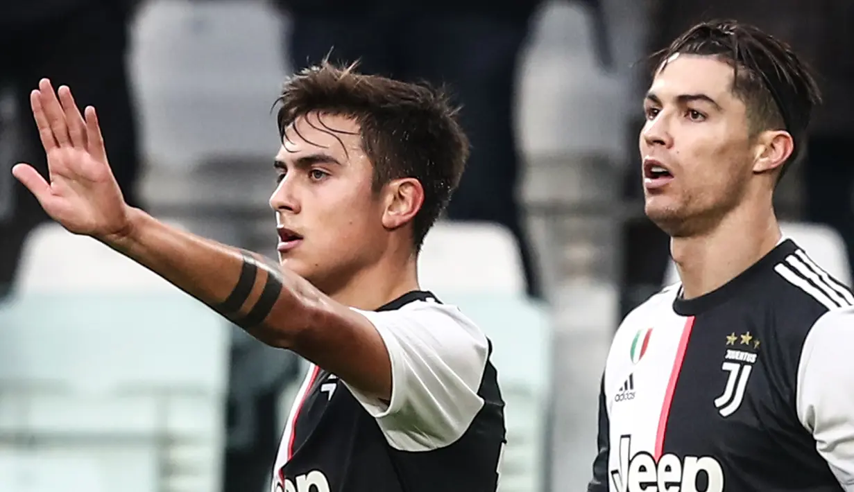 Pelatih Juventus, Maurizio Sarri, menegaskan Cristiano Ronaldo dan Paulo Dybala bisa main bersama. Menurut Sarri, duet keduanya cukup baik dan keduanya semakin kompak serta mampu tampil impresif. (AFP/Isabella Bonotto)