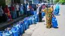Tabung gas LPG milik warga berjajar saat antrean pembelian di sebuah depo penjualan di tengah krisis ekonomi yang melanda di Kota Kolombo, Sri Lanka, Senin (23/5/2022). Akibat kelangkaan bahan bakar, antrean panjang mengular di depan depo penjualan di jalanan Kolombo pada pekan ini. (AFP/ISHARA S. KODIKA)