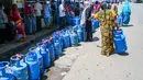 Tabung gas LPG milik warga berjajar saat antrean pembelian di sebuah depo penjualan di tengah krisis ekonomi yang melanda di Kota Kolombo, Sri Lanka, Senin (23/5/2022). Akibat kelangkaan bahan bakar, antrean panjang mengular di depan depo penjualan di jalanan Kolombo pada pekan ini. (AFP/ISHARA S. KODIKA)