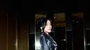 Hadiri sebuah acara, Fuji Utami tampil elegan dengan pesona woman in black [@fuji_an]