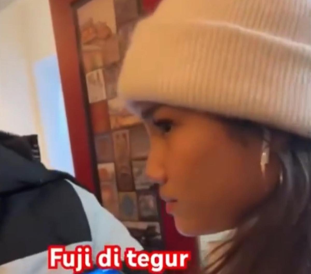 "Fuji nggak boleh sombong ya sama orang, harus senyum dong," tegur perempuan tersebut dengan sedikit ketus.