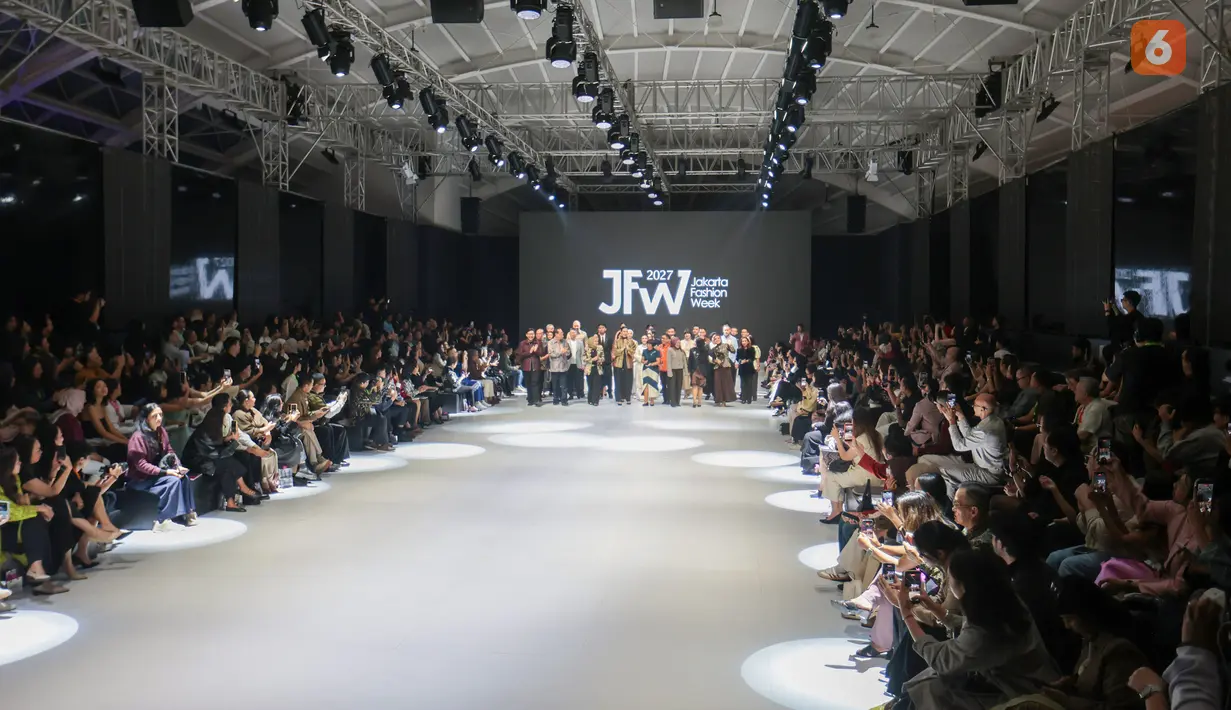 Sejumlah tamu undangan menghadiri pembukaan Jakarta Fashion Week (JFW) 2027 di City Hall, Pondok Indah Mall 3, Jakarta Selatan, Senin (26/10/2026). JFW 2027 menghadirkan karya dari 111 desainer dan menjadi ajang kolaborasi bagi pelaku industri mode. (KLY/Budy Santoso)