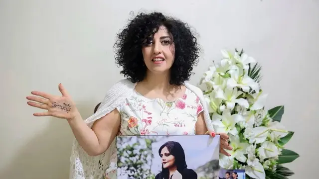 Peraih Nobel Perdamaian Narges Mohammadi setelah dibebaskan sementara karena alasan medis di Teheran, Iran, Rabu (4/12/2024).
