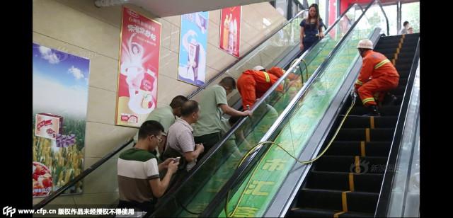 Eskalator di mana tangan balita 3 tahuh terjepit | Photo: Copyright shanghaiist.com