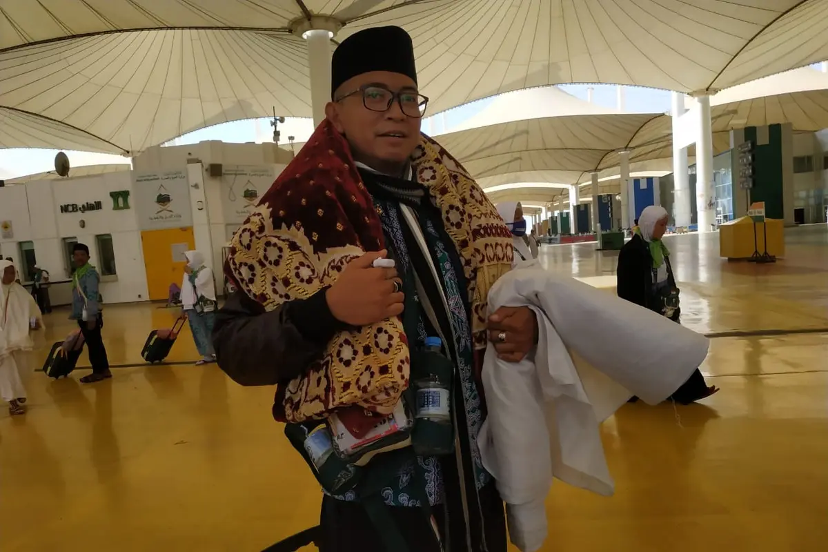 Ali Vickry, jemaah haji asal Sumenep yang membawa kain kafan. Liputan6.com/Nurmayanti