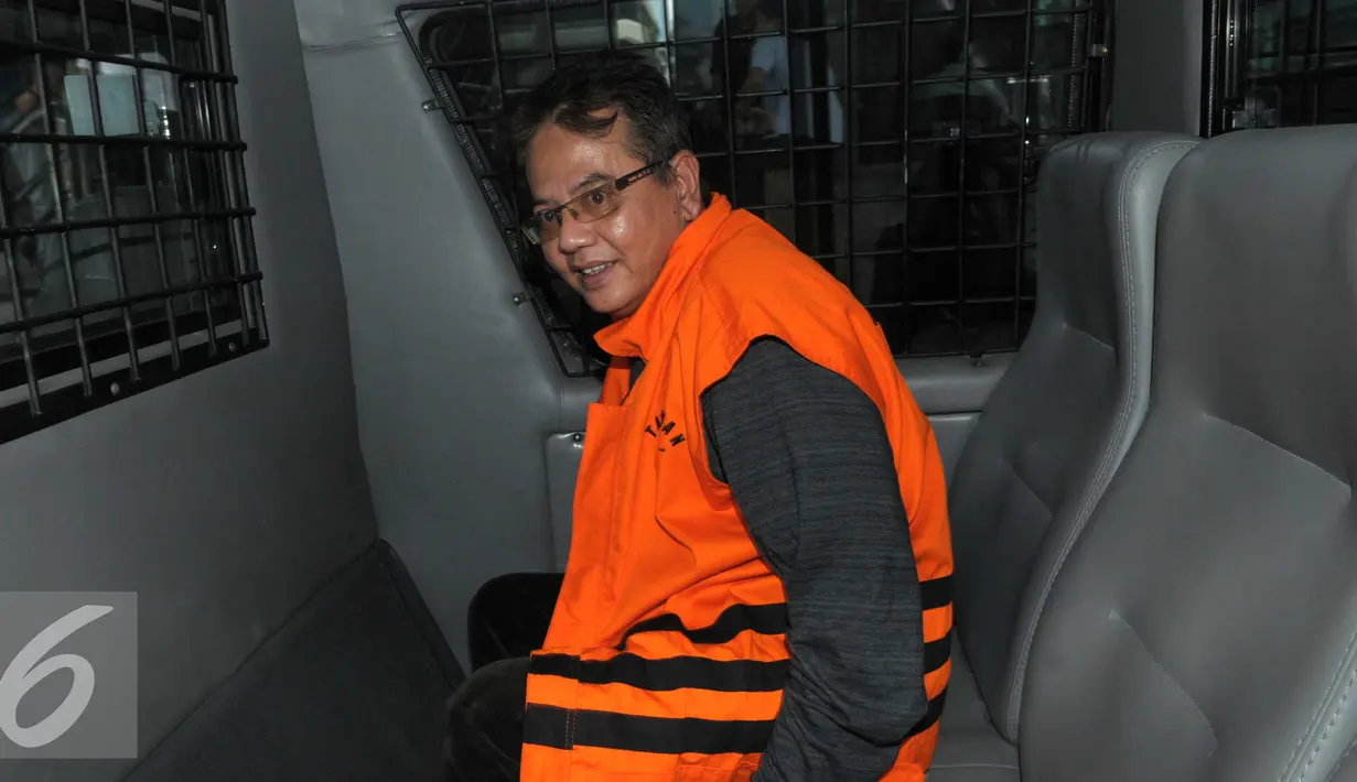 Anggota DPRD Muba, Parlindungan Harahap ditahan KPK, Jakarta, Selasa (26/4). Enam anggota DPRD Muba ditahan terkait suap Laporan Keterangan Pertanggung Jawaban (LKPJ) 2014 dan pengesahan APBD Kabupaten Muba tahun 2015. (Liputan6.com/Helmi Afandi)