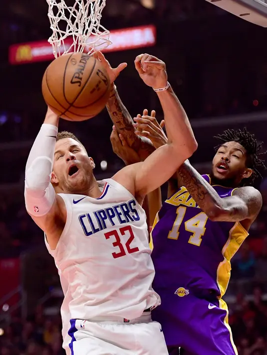 Pemain LA Clippers, Blake Griffin #32 of the LA Clippers dan pemain Lakers, Brandon Ingram #14 berebut bola pada laga NBA basketball games di Staples Center, Los Angeles, California, (27/11/2017). Clippers menang 120-115. (Harry How/Getty Images/AFP)