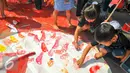 Sejumlah Anak PAUD menulis disebuah kain saat mengikuti Playday di Gedung KPK baru, Kuningan, Jakarta, Kamis (19/5). Komisi Pemberantasan Korupsi (KPK) adakan Playday Anti Korupsi yang diikuti anak-anak PAUD/TK. (Liputan6.com/Yoppy Renato)