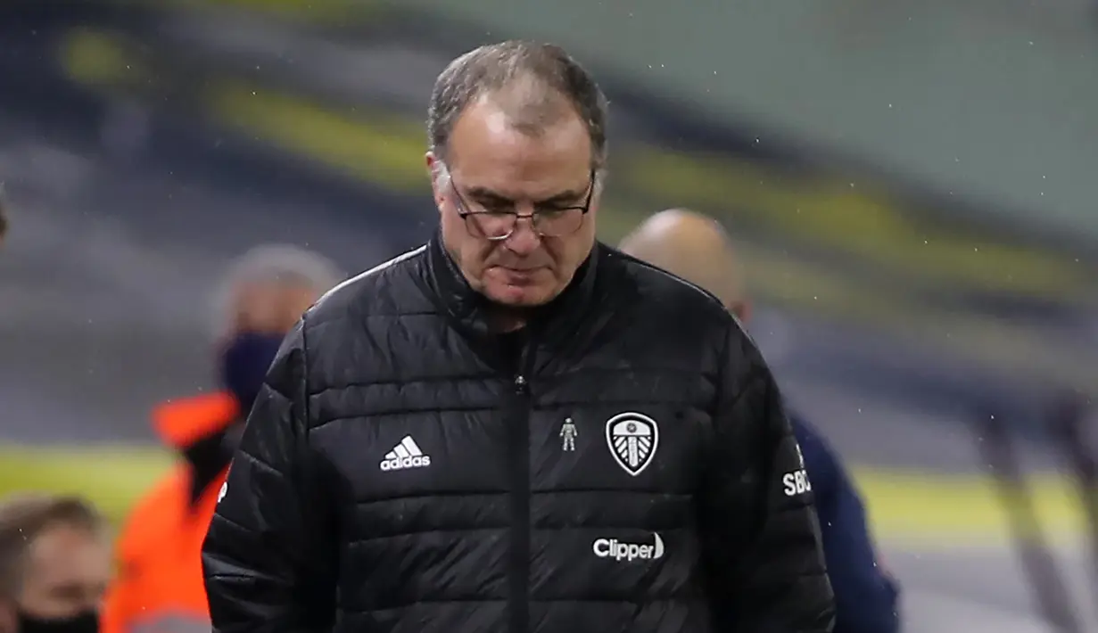 Pelatih Leeds United, Marcelo Bielsa berjalan tenang di pinggir lapangan menjelang pertandingan melawan Arsenal. (AFP/Molly Darlington/Pool)