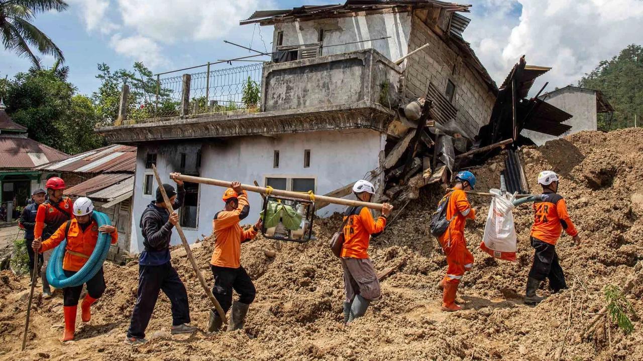 FOTO: Longsor Banjarnegara, Evakuasi Korban Terkendala Kondisi Tanah Masih Labil