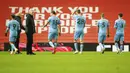 Para pemain West Ham United meninggalkan lapangan usai ditaklukkan Manchester United pada laga Liga Inggris di Stadion Old Trafford, Minggu (15/3/2021). Setan Merah menang dengan skor 1-0. (AP/Dave Thompson,Pool)