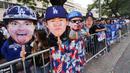 Sejumlah fans memakai topeng Shohei Ohtani dkk saat menanti pawai tim Los Angeles Dodgers setelah menjuarai 2025 World Series Championship di Los Angeles, California, Senin (03/11/2025) waktu setempat. (AP Photo/Jae C. Hong)