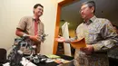 Kepala Dinas Pendidikan DKI Arie Budhiman melihat robot karya anak bangsa usai menghadiri Seminar Nasional Pendidikan di Jakarta, Kamis (4/6). Acara yang digagas BMPS ini, untuk mencari solusi persoalan pendidikan. (Liputan6.com/Faizal Fanani)
