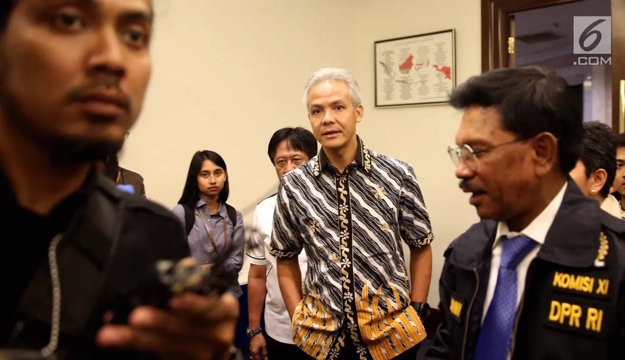 Calon gubernur Jawa Tengah Ganjar Pranowo usai menemui Ketua Umum Partai Nasdem Surya Paloh di Jakarta, Rabu (10/1). Pertemuan tersebut untuk menjalin silaturahmi antara Ganjar dan Surya Paloh. (Liputan6.com/Johan Tallo)