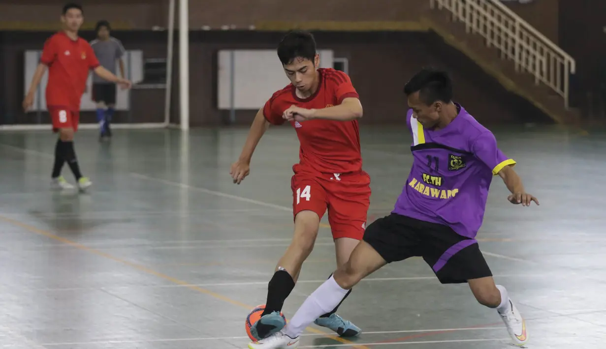 Para pemain beraksi pada Kejuaraan Futsal Tuna Rungu di Lapangan Futsal GOR Ciracas, Jakarta, Sabtu (7/11/2015). Kegiatan itu dilakukan dalam rangka memperingati Hari Sumpah Pemuda. (Bola.com/Vitalis Yogi Trisna)