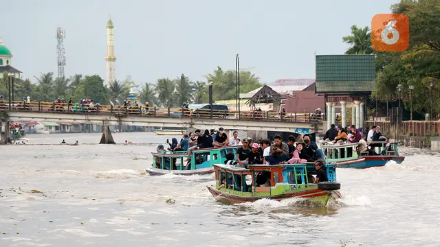 Sungai Martapura di tengah Kota Banjarmasin