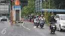 Sejumlah pengendara motor masuk menuju tol dalam kota untuk menghindari banjir, di pintu tol Taman Mini 2, Jakarta, Kamis (21/4). Hujan deras yang mengguyur sejak semalam membuat sejumlah jalan di Ibu Kota tergenang banjir. (Liputan6.com/Angga Yuniar)