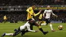 Bek Tottenham, Danny Rose, jatuh berebut bola dengan gelandang Watford, Etienne Capoue, pada laga Liga Inggris di Stadion Vicarage Road, Inggris, Minggu (1/1/2017). (AFP/Adrian Dennis)