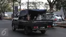 Tampak mobil bak terbuka dengan beratapkan terpal mengangkut penumpang, Jakarta, Minggu (19/7/2015). Meskipun membahayakan, mobil pick up menjadi pilihan warga untuk bersilaturahmi saat momen Lebaran. (Liputan6.com/Faizal Fanani)