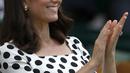 Kate Middleton bertepuk tangan setelah petenis asal Inggris, Andy Murray berhasil mengalahkan petenis Rusia, Alexander Bublik pada pertandingan babak pertama Wimbledon di London, Inggris, (3/7). (AFP Photo/Adrian Dennis)