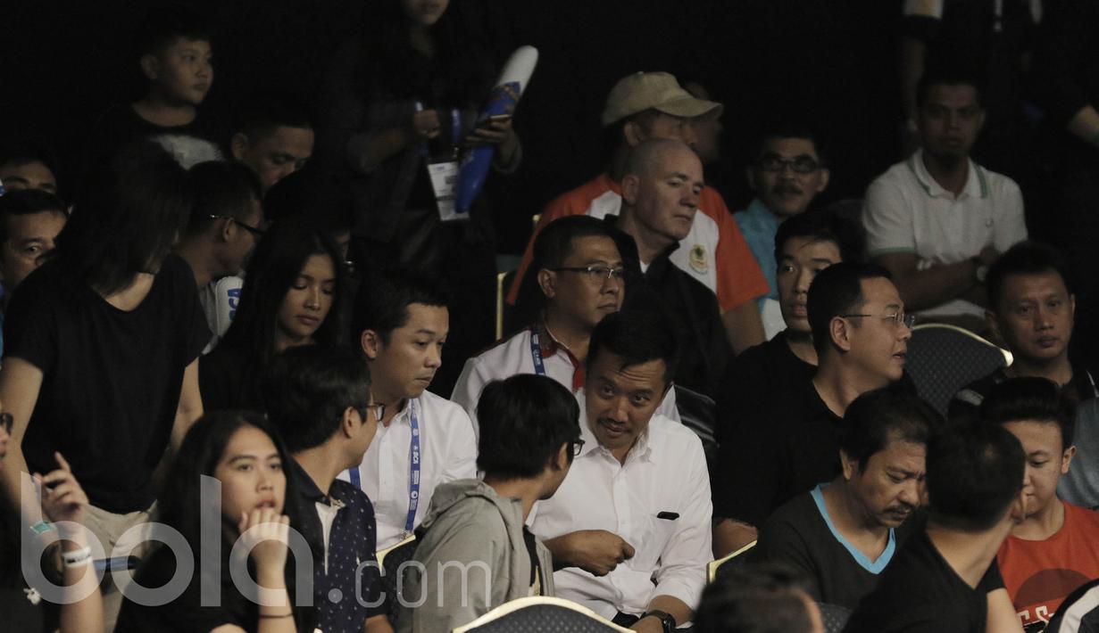 Menpora, Imam Nahrawi,  berbincang dengan penonton Indonesia Open 2017 di JCC, Senayan, Rabu (14/6/2017). Menpora didampingi staf khusus bidang olahraga Taufik Hidayat yang juga legenda bulu tangkis Indonesia. (Bola.com/ M Iqbal Ichsan)