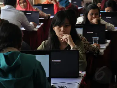 Beberapa peserta tes CPNS melakukan simulasi sistem tes seleksi CPNS berbasis on-line di Jakarta, (20/8/2014). (Liputan6.com/Miftahul Hayat)
