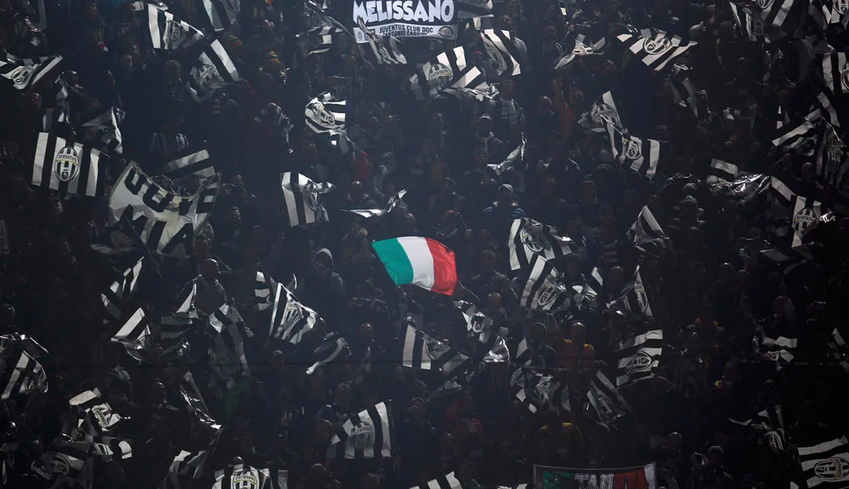 Suporter Juventus memberikan dukungan kepada tim kesayangan mereka di leg kedua 16 besar Liga Champions di Stadion Signal Iduna Park, German (18/3/15). Juventus menang 3-0 atas Borussia Dortmund. (Reuters/Ina Fassbender)