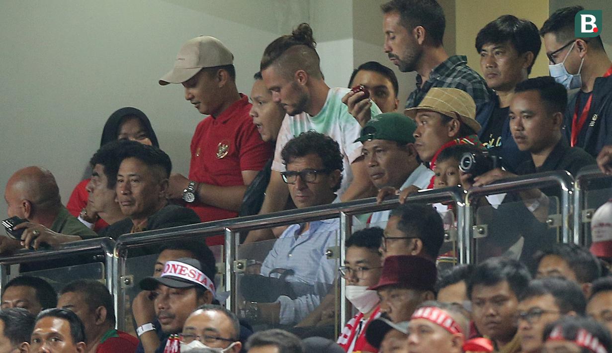Didampingi asisten pelatih, Manuel Perez-Cascallana, Pelatih Persib Bandung itu terlihat serius mengamati permainan Timnas Indonesia. (Bola.com/Bagaskara Lazuardi)