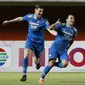 Striker Persib Bandung, Ezra Walian (kanan) melakukan selebrasi usai mencetak gol pertama timnya ke gawang Persebaya Surabaya dalam laga perempatfinal Piala Menpora 2021 di Stadion Maguwoharjo, Sleman, Minggu (11/4/2021). (Bola.com/M Iqbal Ichsan)