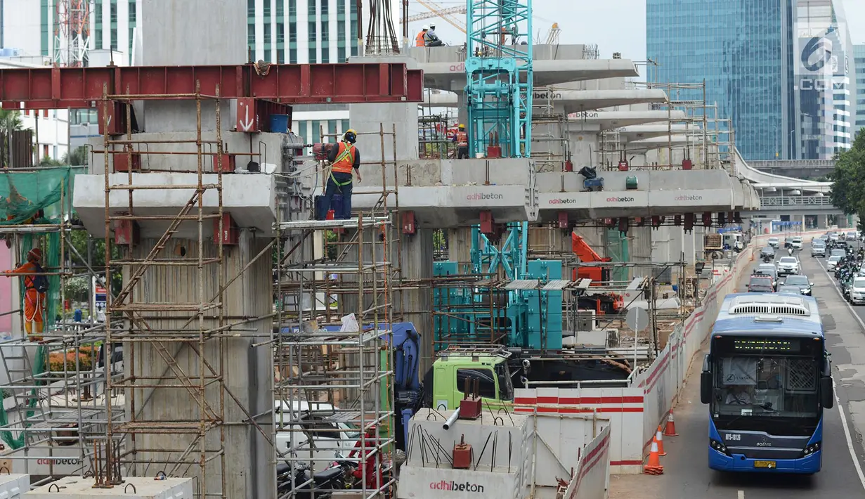 Pekerja mengerjakan proyek pembangunan LRT Jabodebek di Jalan Rasuna Said Kuningan, Jakarta, Kamis (14/2). Sejauh ini, perkembangan proyek pembangunan LRT Jabodebek fase I hingga Januari 2019 telah mencapai 56,1 persen.(Merdeka.com/Imam Buhori)