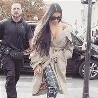 Kejadian perampokan yang menimpa Kim Kardashian di hotel mewah di Paris awal minggu lalu berdampak ke berbagai kalangan. Kali ini pengawal Kim, Pascal Duvier, menjadi salah satu korbannya. (Instagram/kimkardashian)