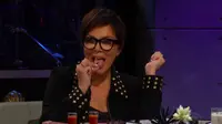 Tak ingin menjawab mengenai kisah pribadinya, Kris Jenner memilih untuk memakan jangkrik. (YouTube)