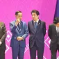 Presiden Jokowi berbincang bersama PM Jepang Shinzo Abe di KTT ke-14 Asia Timur di Bangkok, Thailand, Senin (4/11/2019). (Biro Pers, Media dan Informasi Sekretariat Presiden)