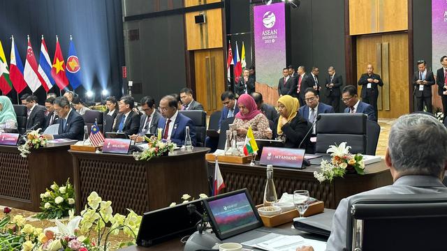 Bangku Myanmar kosong dalam rangkaian pertemuan pada Senin (4/9/2023), sebelum KTT ke-43 ASEAN dimulai besok, Selasa (5/9/2023). (Liputan6/Benedikta Miranti)