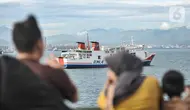 Sebuah kapal saat mengangkut pemudik dari Pelabuhan Merak menuju Bakauheni, Lampung Selatan, Sabtu (30/4/2022). Perjalanan kapal dari Merak-Bakauheni memakan waktu tempuh sekitar 2-3 jam. (merdeka.com/Iqbal S. Nugroho)