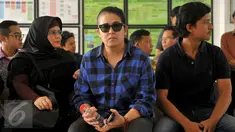 Keluarga Iwan Fals saat menghadiri sidang gugatan manajemen Iwan Fals terhadap promotor acara ‘Kantata Barock’, Jakarta, Rabu, (23/9/2015). Hakim memutuskan untuk menunda persidangan karena berkas yang diajukan belum lengkap. (Liputan6.com/Faisal R Syam)