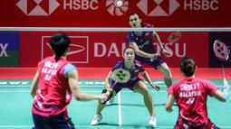 Pebulu tangkis ganda campuran Indonesia, Rinov Rivaldy/Lisa Ayu Kusumawati bertanding melawan pasangan Malaysia, Hoo Pang Ron/Cheng Su Yin pada laga perempat final Indonesia Masters 2025 di Istora Senayan, Jakarta, Jumat (24/01/2025). (Bola.com/Bagaskara Lazuardi)