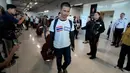 Seorang pria Thailand yang mengenakan baju berbendera Israel- Thailand tiba di Bandara Internasional Suvarnabhumi, Provinsi Samut Prakarn, Thailand, Kamis (30/11/2023). Sebanyak 17 sandera asal Thailand yang dibebaskan oleh Hamas usai berminggu-minggu ditahan di Jalur Gaza, telah mendarat di Bangkok pada Kamis (30/11) waktu setempat. (AP Photo/Sakchai Lalit)