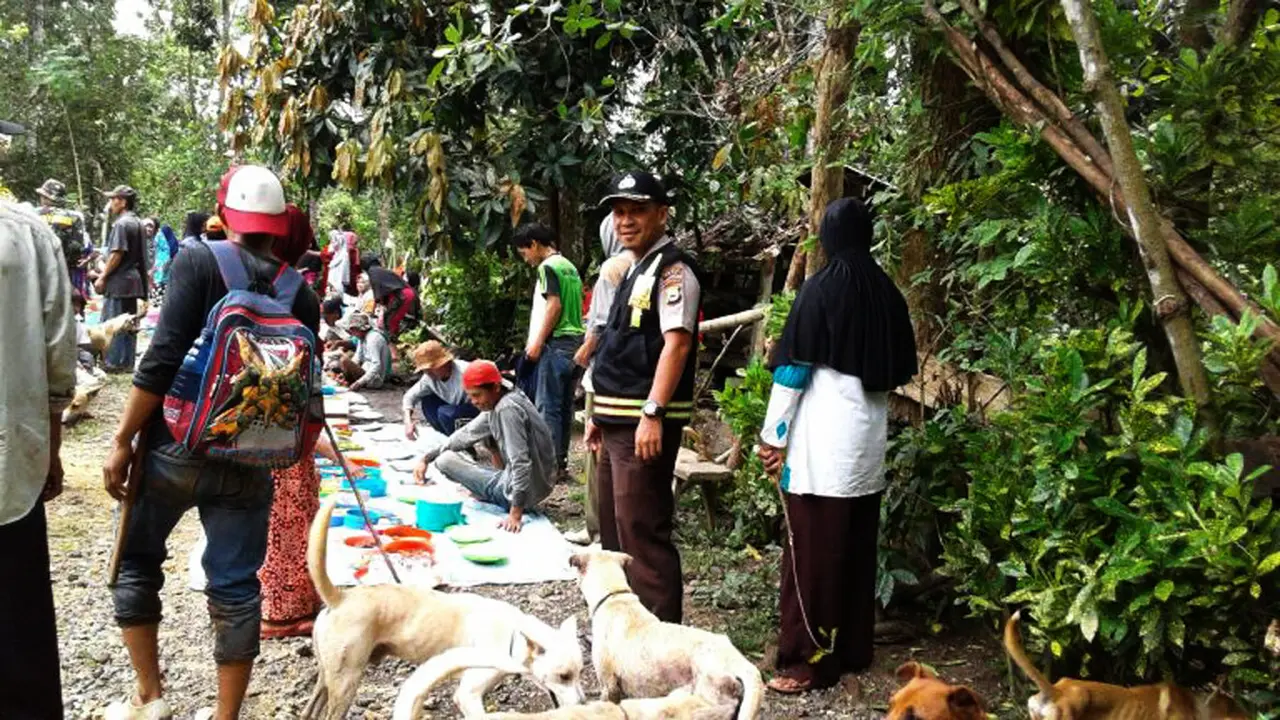 Berburu babi hutan