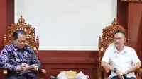 Penjabat (Pj) Gubernur Bali S.M. Mahendra Jaya (kiri) saat bertemu dengan Ketua GIPI Bali Ida Bagus Agung Partha Adnyana (kanan) bersama perwakilan asosiasi pariwisata, Selasa (2/1)/Istimewa.