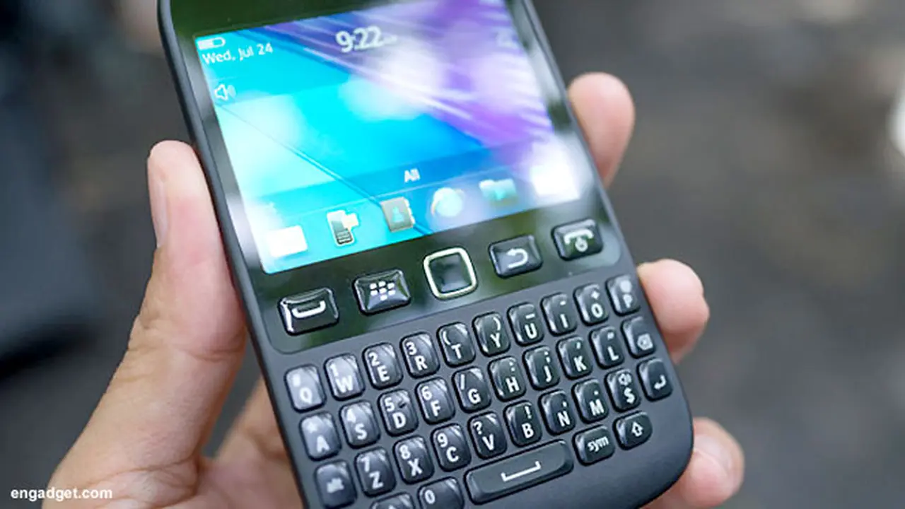 blackberry-9720-130820b.jpg