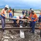Pekerja PT KAI terus memperbaiki jalur kereta di km 181+700 petak jalan antara Stasiun Haurpugur-Stasiun Cicalengka. (sumber foto: Humas PTKAI)