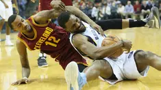 Aksi pemain Memphis Grizzlies, Tony Allen (depan) saat berebut bola dengan pemain Cleveland Cavaliers, Jordan McRae (belakang) pada laga NBA di FedExForum, (14/12/2016). Memphis menang 93-85. (Reuters/Nelson Chenault-USA TODAY Sports)