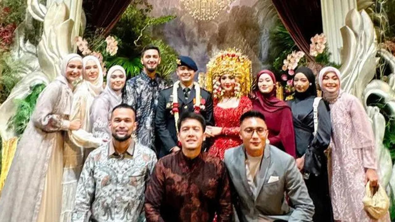 8 Inspirasi OOTD Artis Berhijab di Resepsi Pernikahan Febby Rastanty dan Ajat