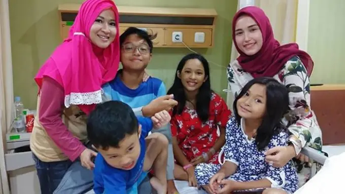 [Bintang] Okie Agustina dan Adelia Pasha