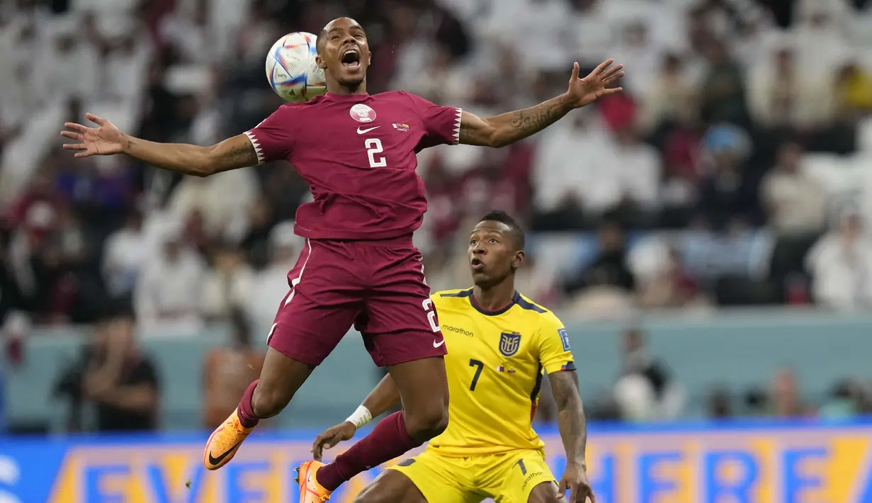 Ekuador pun akhirnya berhasil menyegel kemenangan lewat dua gol Enner Valencia. Hasil tersebut membuat Qatar harus tercoreng dengan rekor buruk. Mereka tercatat menjadi tuan rumah pertama yang kalah di laga pembuka sepanjang sejarah Piala Dunia. (AP/Darko Bandic)