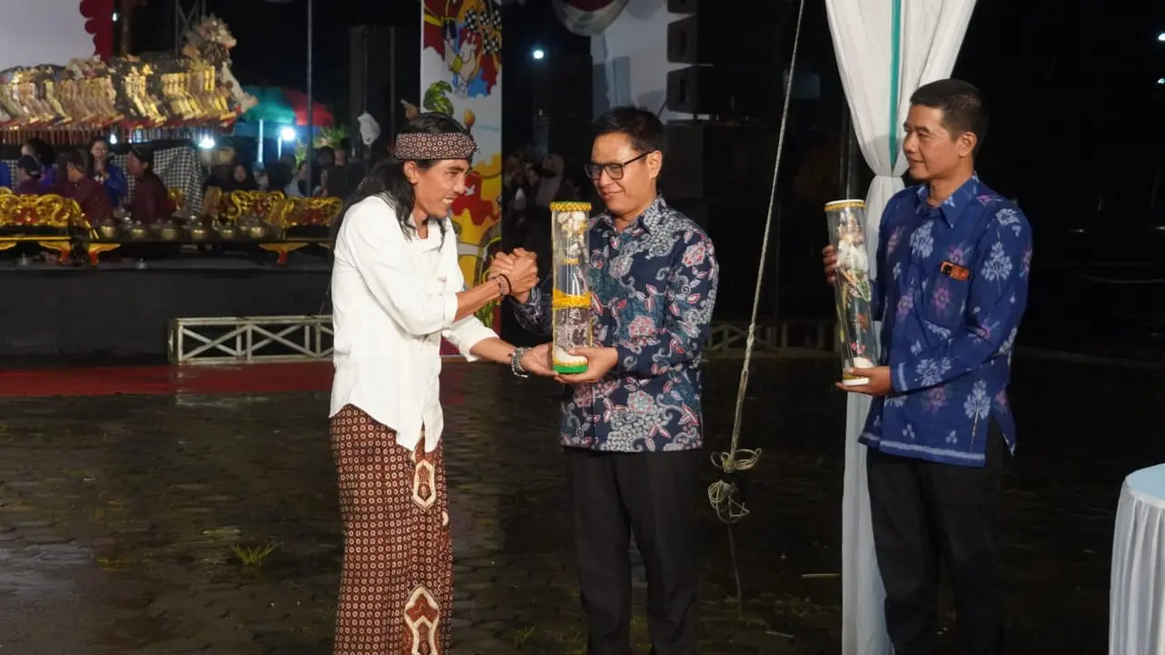 Wakil Bupati Joko Parwoto bersama Dalang Muda Gunungkidul