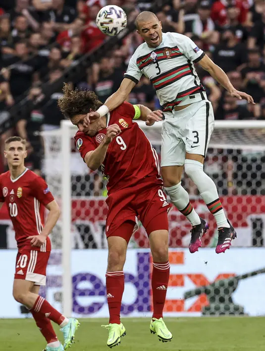Bek Portugal, Pepe berebut bola udara dengan pemain Hungaria, Adam Szalai pada pertandingan grup F Euro 2020 di stadion Ferenc Puskas di Budapest, Hungaria, Selasa (15/6/2021). Portugal menang atas Hungaria 3-0. (Bernadett Szabo/Pool via AP)
