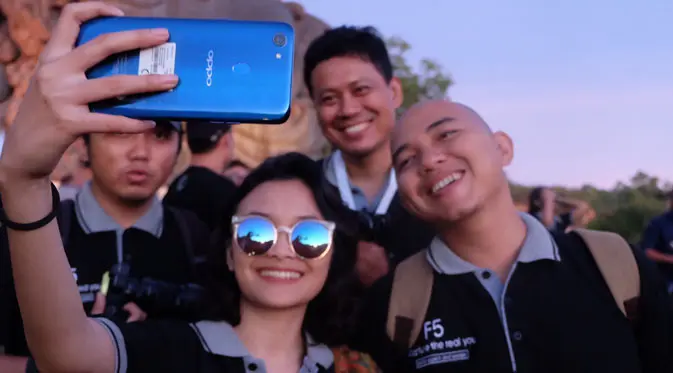 Selfie dengan Oppo F5 Dashing Blue. Liputan6.com/ Andina Librianty