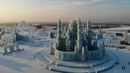 Pandangan udara patung-patung es pada Festival Salju dan Patung Es Internasional Harbin di Harbin, China, Senin (7/1). Pengunjung dapat melihat karya-karya autentik para pematung es dari 12 negara yang dilombakan dalam kompetisi tahunan. (FRED DUFOUR/AFP)